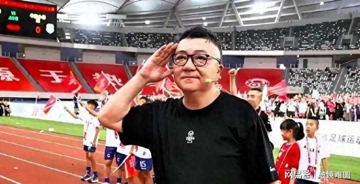  人民日报点赞力挺！“无证教练”：带队击败英超豪门，足协脸疼吗